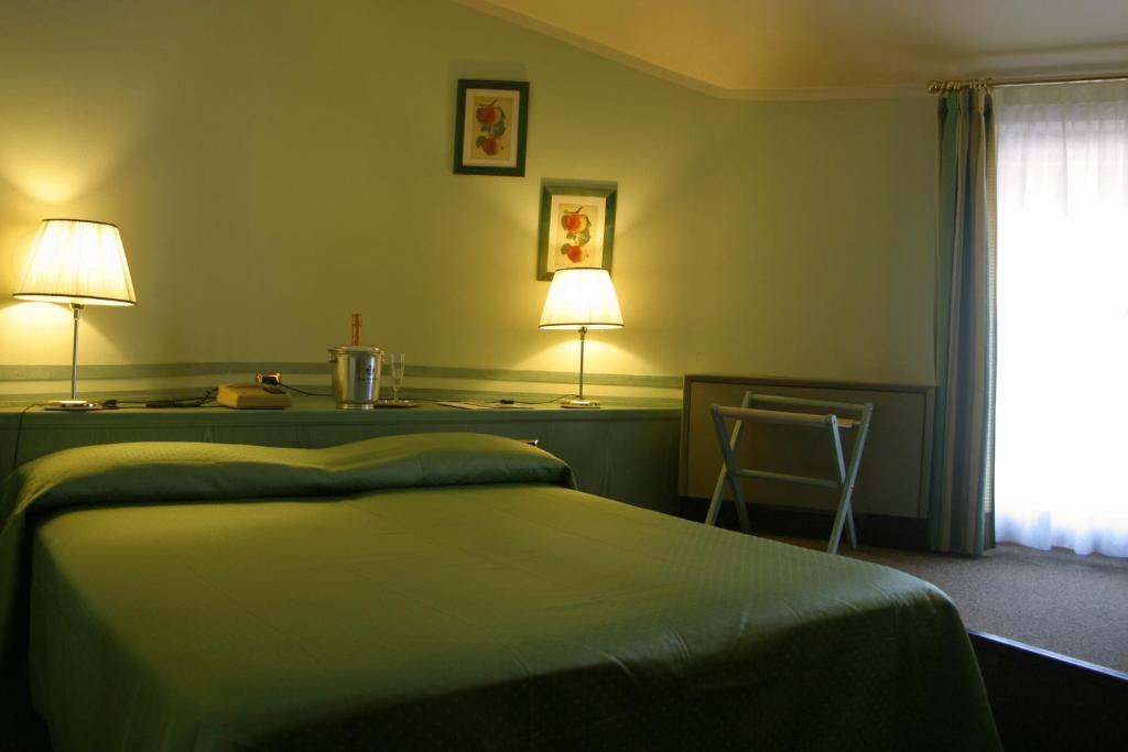 Albergo Della Corona Binasco Eksteriør billede