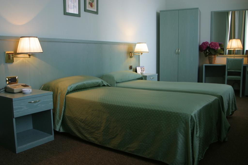 Albergo Della Corona Binasco Eksteriør billede
